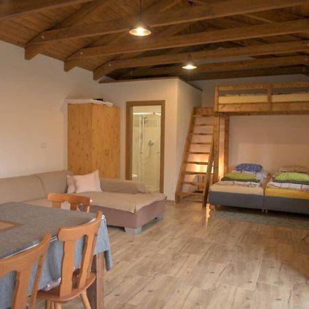 Útulný domek v zahradě v Unhošti nedaleko letiště Exterior foto