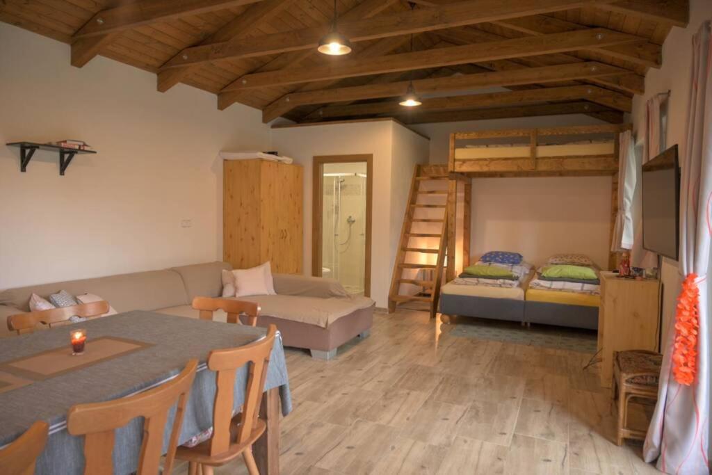 Útulný domek v zahradě v Unhošti nedaleko letiště Exterior foto