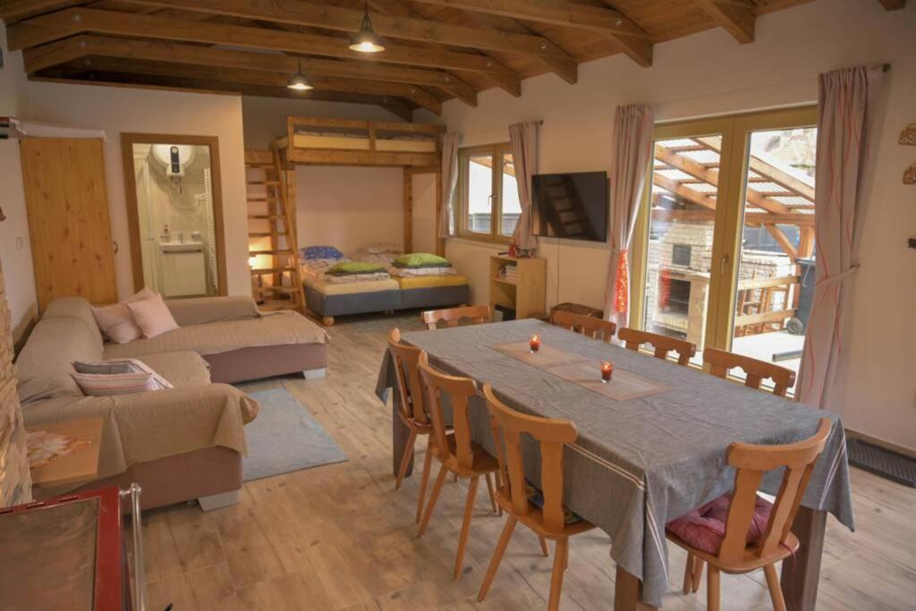 Útulný domek v zahradě v Unhošti nedaleko letiště Exterior foto
