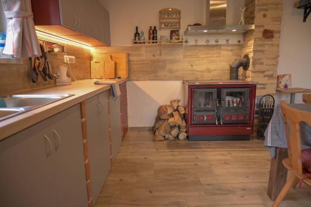 Útulný domek v zahradě v Unhošti nedaleko letiště Exterior foto