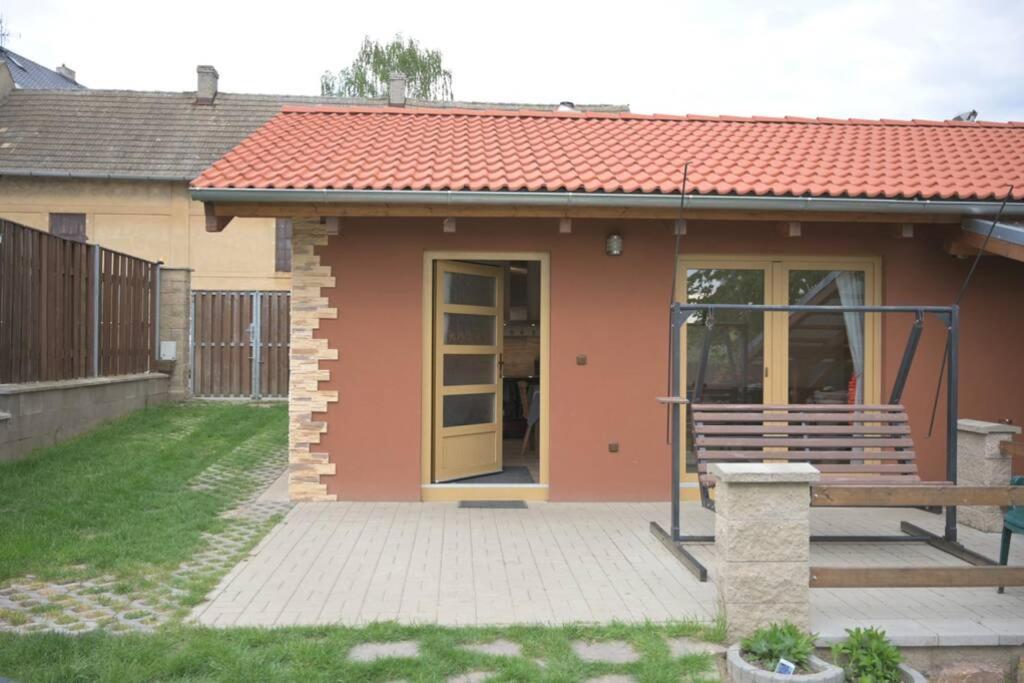 Útulný domek v zahradě v Unhošti nedaleko letiště Exterior foto