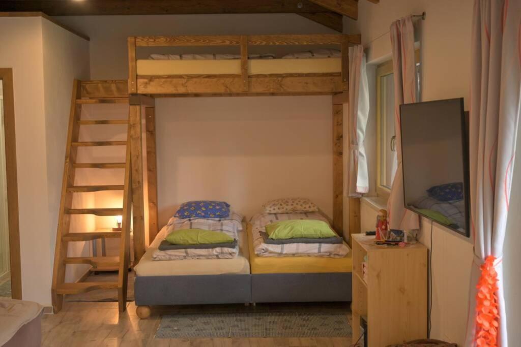 Útulný domek v zahradě v Unhošti nedaleko letiště Exterior foto
